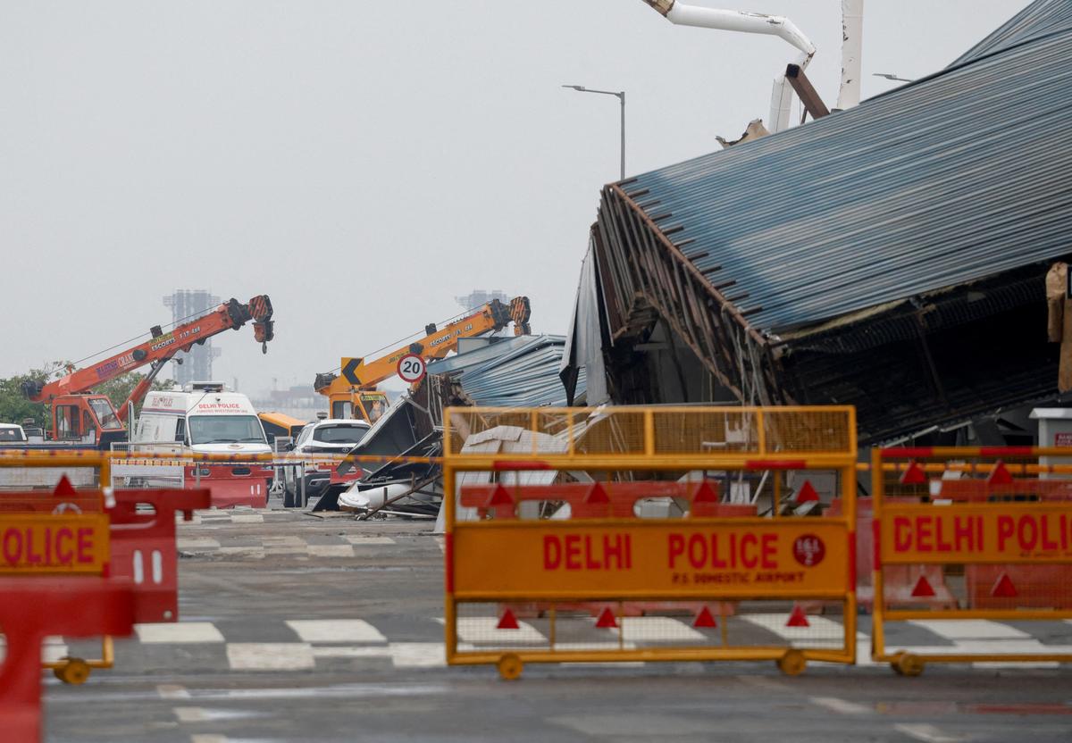 28. Juni. Ein Teil des Dachs des Terminal 1 am internationalen Flughafen in New Delhi stürzt aufgrund schwerer Regenfälle ein.