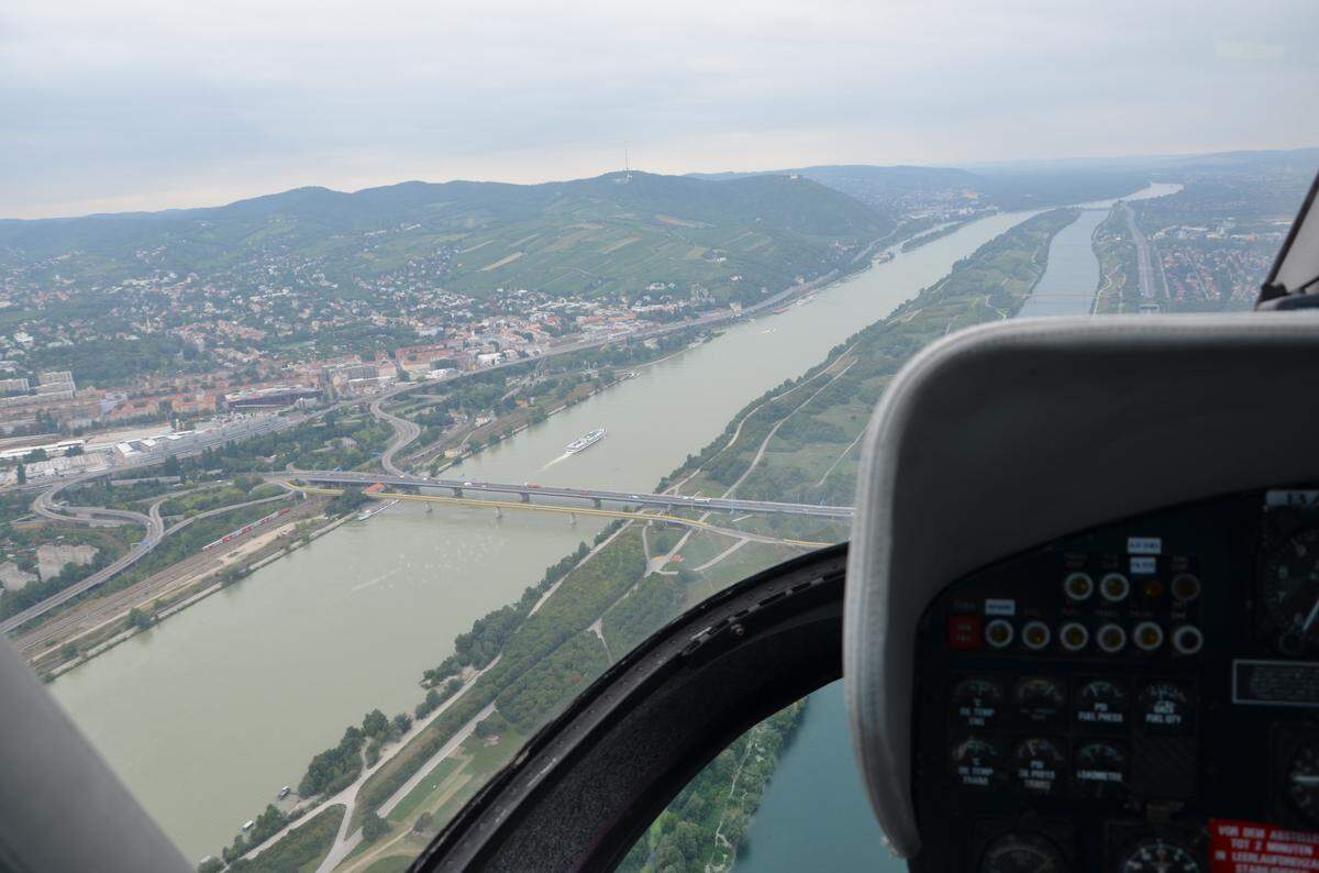 Der einmotorige Hubschrauber darf nur über der Donauinsel fliegen, über der Stadt wären aus Sicherheitsgründen zwei Motoren und zusätzliche Genehmigungen nötig.