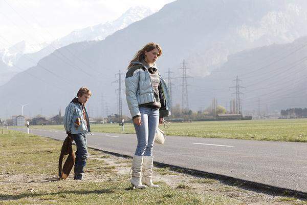 Schweiz / Frankreich, Regie: Ursula Meier, Mit: Léa Seydoux Der zwölfjährige Simon wohnt in einem Skiort und lebt davon, dass er Touristen bestehlt. Seine arbeitslose Mutter gibt sich als seine Schwester aus.