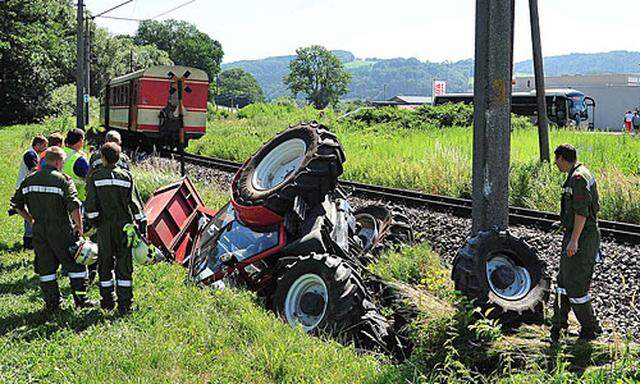 Der Traktor wurde nach der Kollision mit der Mariazellerbahn auf die Seite geworfen.