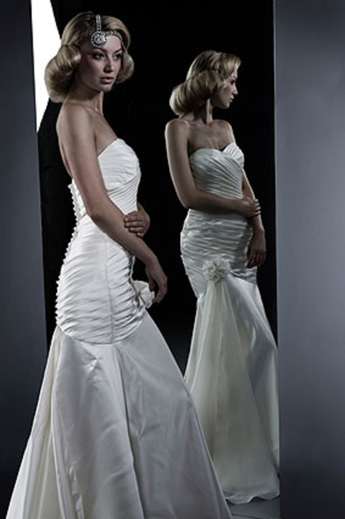 Jetzt entwirft sie gemeinsam mit dem Modehaus Steinecker Brautmode. Ihre Farben sind Rohweiß, Elfenbein und Creme.  Seidenduchesserobe mit drapierten Bustier; Verzierungen durch Organzablüten, 1990 Euro. 