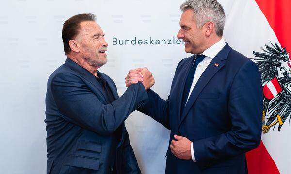 Bundeskanzler Karl Nehammer hat mit Arnold Schwarzenegger einen würdigen Begrüßungsgegner gefunden.