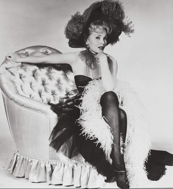In "Moulin Rouge" (1952) durfte Zsa Zsa unter der Regie von John Huston ihren Co-Star José Ferrer verführen, doch in weiteren Hollywood-Filmen wie "Lili" und dem Science-Fiction-Streifen "In den Krallen der Venus" war Gabor in Nebenrollen meist nur schönes Dekor. Zuletzt trat sie 1996 in "Die Brady Family" vor die Fernsehkamera. 2004 wurde sie in die "B-Movie Hall Of Fame" aufgenommen.