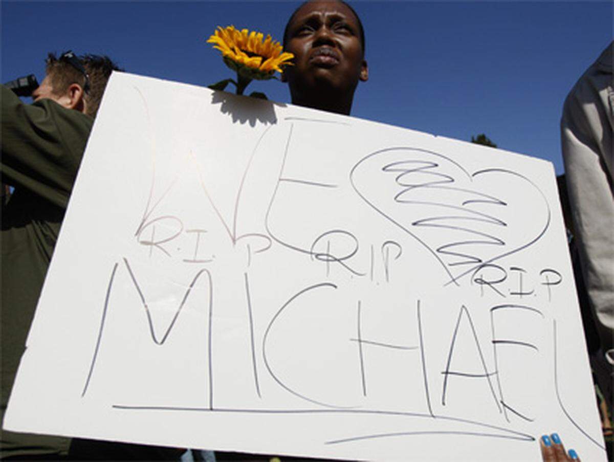 Immer mehr Menschen fanden sich in den Stunden nach dem Tod des King of Pops vor dem UCLA Medical Center ein, um ihre Trauer kundzutun.