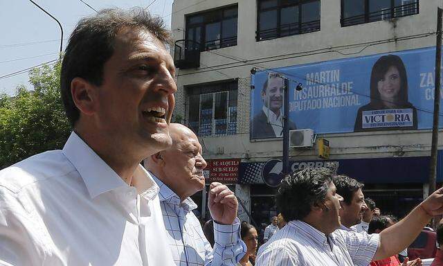 Sergio Massa gewinnt Einfluss in der peronistischen Partei von Präsidentin Cristina Kirchner - im Hintergrund am Wahlplakat rechts zu sehen.