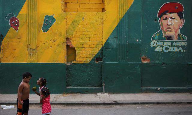 Seit dem Tod von Präsident Hugo Chávez 2013 (siehe Porträt an der Wand) zerbröckelt „seine“ bolivarische Republik zusehends. 
