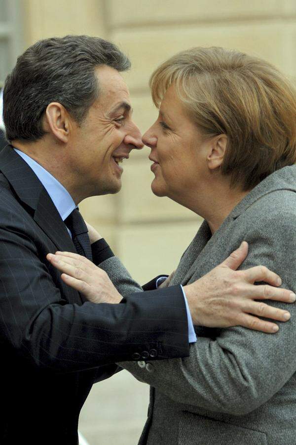 Sarkozy eilte von einem Krisengipfel zum nächsten und profilierte sich als G-20-Präsident, der die Euro-Zone zusammen mit Merkel retten wolle. In seinem Heimatland erschien er vielen dennoch nur als Erfüllungsgehilfe der Kanzlerin - die Wortschöpfung "Merkozy" für das Krisen-Tandem spiegelt dies wider. Die Zusammenarbeit mit Merkel funktionierte jedenfalls ausgesprochen gut, die Kanzlerin stärkte ihrem Parteifreund auch im Wahlkampf demonstrativ den Rücken.