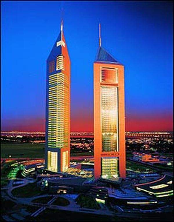 Die "Emirates Towers" waren 2006 noch das Wahrzeichen von Dubai. Die Türme der Vereinigten Arabischen Emirate liegen inmitten einer 18 Hektar großen Gartenlandschaft. Ein Turm beherbergt ein 5* Hotel.Im Nebenturm kann in 40 Outlet-Stores geshoppt werden. Ein kostenloser Shuttle Service verkehrt zum Jumeirah Beach Club.