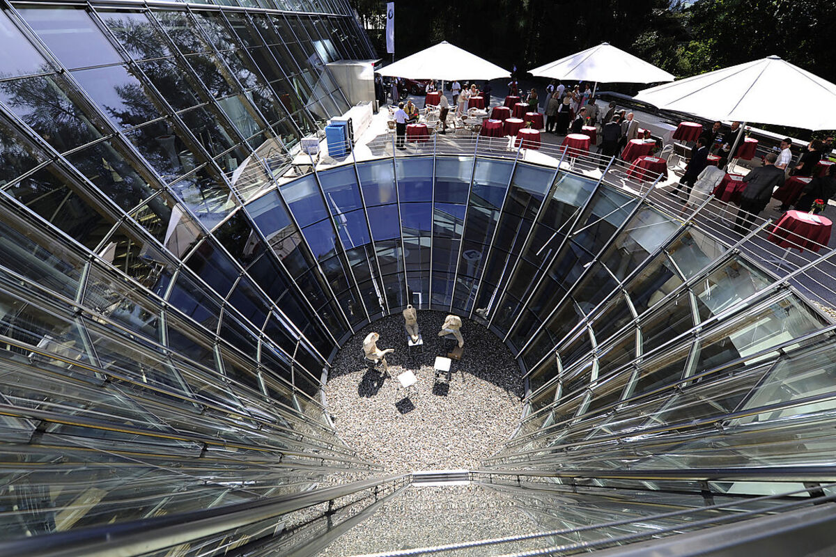 Der Tiroltag widmet sich heuer eingehend den Integrationsfragen in der Europaregion Tirol-Südtirol-Trentino. Dabei sollen die Risiken aber ebenso die Chancen die ein Zusammenleben mit verschiedenen Kulturen, Sprachen und Identitäten mit sich bringen, analysiert werden und stellt dabei eine wichtige Frage: Was braucht man für eine gelungene Integration?  Ein Programmhighlight ist die feierliche Eröffnung des Forum Alpbach. Anwesend werden neben Alpbach-Präsidenten Franz Fischler und dem Bürgermeister Markus Bischofer auch die drei Landeshauptleute Arno Kompatscher (Südtirol), Günter Platter (Tirol) und Ugo Rossi (Trentino) sein. Diese werden später gemeinsam mit Experten aus Wissenschaft, Wirtschaft und Zivilgesellschaft, die Ergebnisse des Forschungsprojekt "EuregioLab" vorstellen und diskutieren:  Zeitplan: 5:00 - 8:00: Wanderung auf das Wiedersberger Horn 9:00 - 10:00: Heilige Messe (Pfarrer Franz Bachmaier und Kardinal Christoph Schönborn)10:00 - 10:30: Eröffnungsfeier 10:30 - 11:30: Snack 11:30 - 12:00: Verleihung des Euregio-JungforscherInnen-Preises 12:00 - 12:45: Integration anstatt Exklusion  12:45 - 13:15: Präsentation der EuregioLab-Ergebnisse 13:15 - 14:30: Integration durch Bildung in der Europaregion Tirol 14:30 - 15:30: Tiroler Marende (Zwischenmahlzeit) >>> zum Detailprogramm Der Eintritt ist frei.