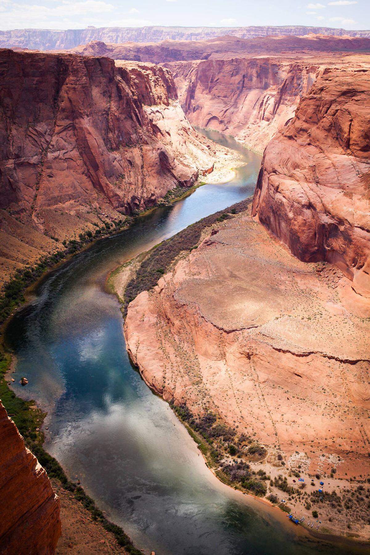 Auf einer Länge von 1.600 Kilometer fließt der Colorado River durch mehrere Canyons,  sieben US-Bundesstaaten und zwei mexikanischen. Doch der Fluss und seine Strömungen sind tückisch, 2014 gab es allein in den ersten sieben Monaten 15 Todesfälle.