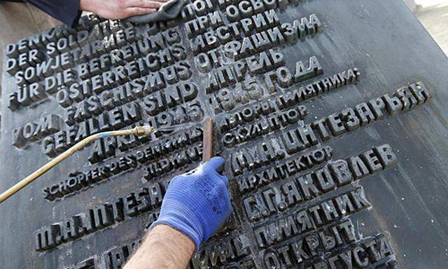 Die Gedenktafel beim Denkmal der Roten Armee am Schwarzenarmee musste nach dem Farbanschlag gereinigt werden.