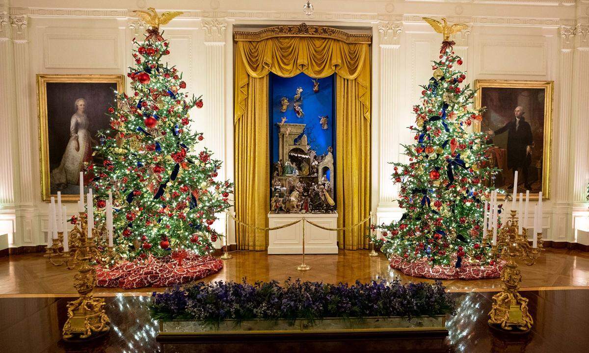 Melania Trumps Thema lautet heuer "The Spirit of America": "Der Geist Amerikas ​​erstrahlt im Weißen Haus! Ich freue mich, diese wunderschöne Patriotismus-Ausstellung allen zeigen zu können und freue mich darauf, die Schönheit der Weihnachtszeit zu erleben!", heißt es in ihrer Twitterbotschaft.