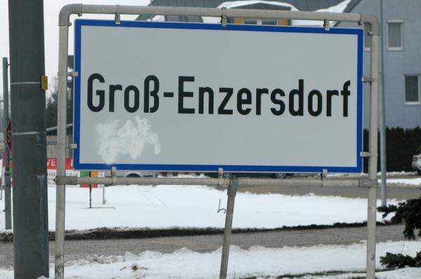 Groß-Enzersdorf, das sogenannte "Stadtl" im Speckgürtel um Wien, ist ein guter Boden für die Grünen. Bei der Landtagswahl 2008 lag man hier über dem niederösterreichweiten Ergebnis von 6,9 Prozent . Und im hiesigen Stadtrat sind die Grünen gleich zweifach vertreten. Kürzlich machte die grüne Wahlkampf-Tour "Eis, Eis baby" im "Stadtl" Station. DiePresse.com war dabei.