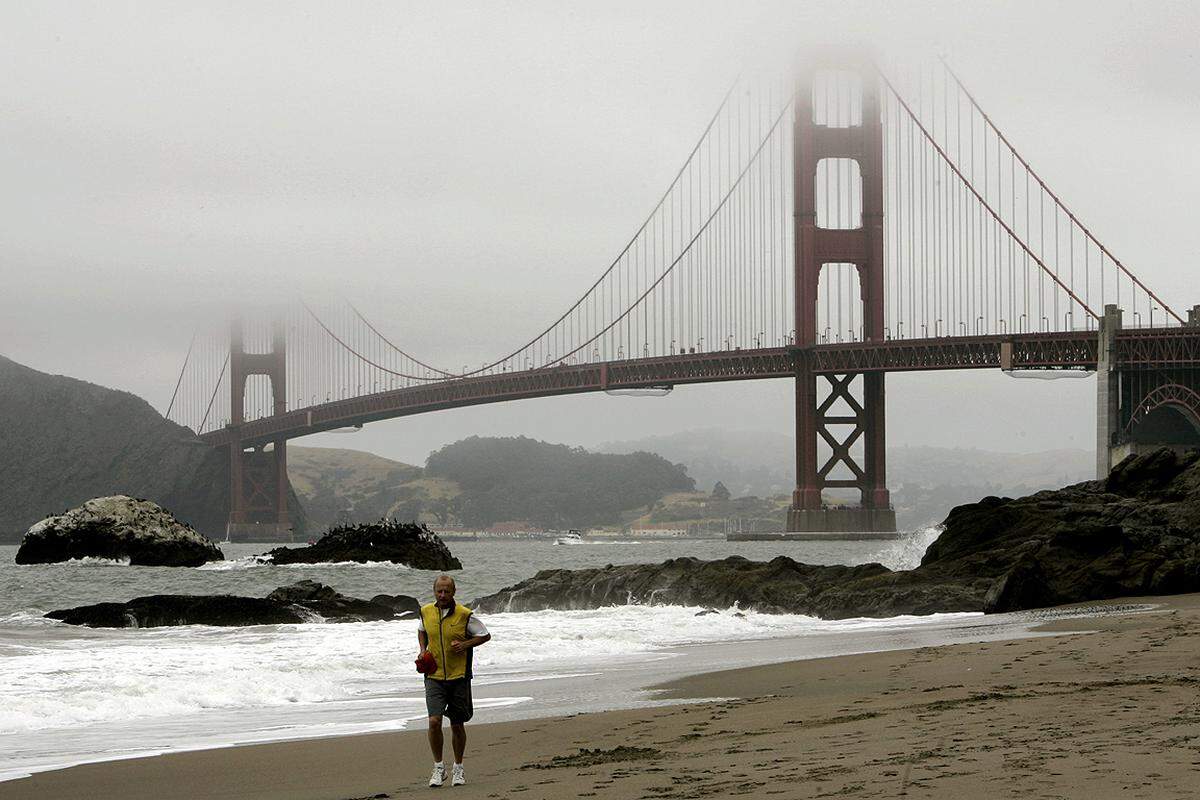 Auf der Seite der Küstenlandschaft Marin Headlands liegt der beliebte Baker Beach, direkt neben dem berühmten Wahrzeichen der Stadt, der Golden Gate Bridge.