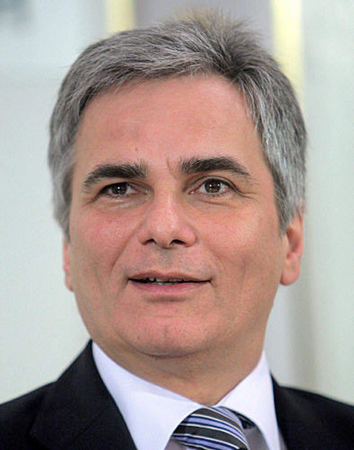 "Die Regierung hat entschieden, dass das Bildungsbudget angehoben wird, dass wir mehr Geld des Steuerzahlers einsetzen müssen. Dafür ist es notwendig, dass alle einen Beitrag leisten. "Bundeskanzler Werner Faymann verteidigte die Pläne von Unterrichtsministerin Claudia Schmied.