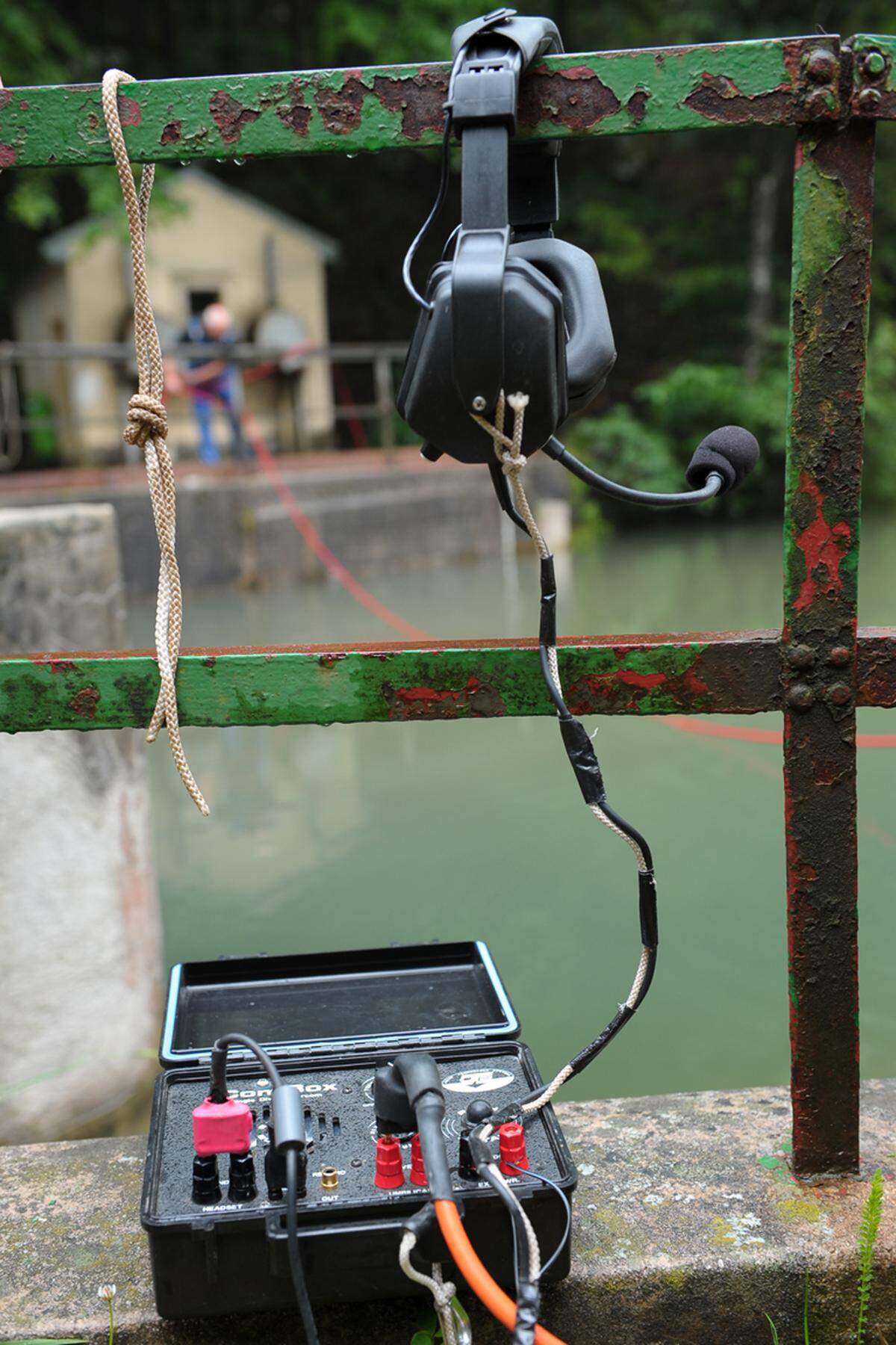 Immer in Sprechverbindung mit dem Taucher sein, lautet die Devise bei solchen Einsätzen. So kann auf Notsituationen blitzschnell reagiert werden und gegebenenfalls ein zweiter Taucher zur Rettung ins Wasser gehen. Das "Telefon" wurde repariert und die Stimme des Tauchers rauscht metallisch.