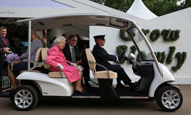 Unterwegs mit dem Golfwagen - die Queen bei der traditionellen Londoner Blumenschau.