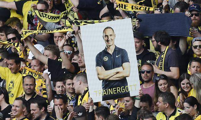 Young-Boy-Bern-Fans halten ein Bild ihres Meistertrainers Adi Hütter, der nun in Frankfurt anheuern soll