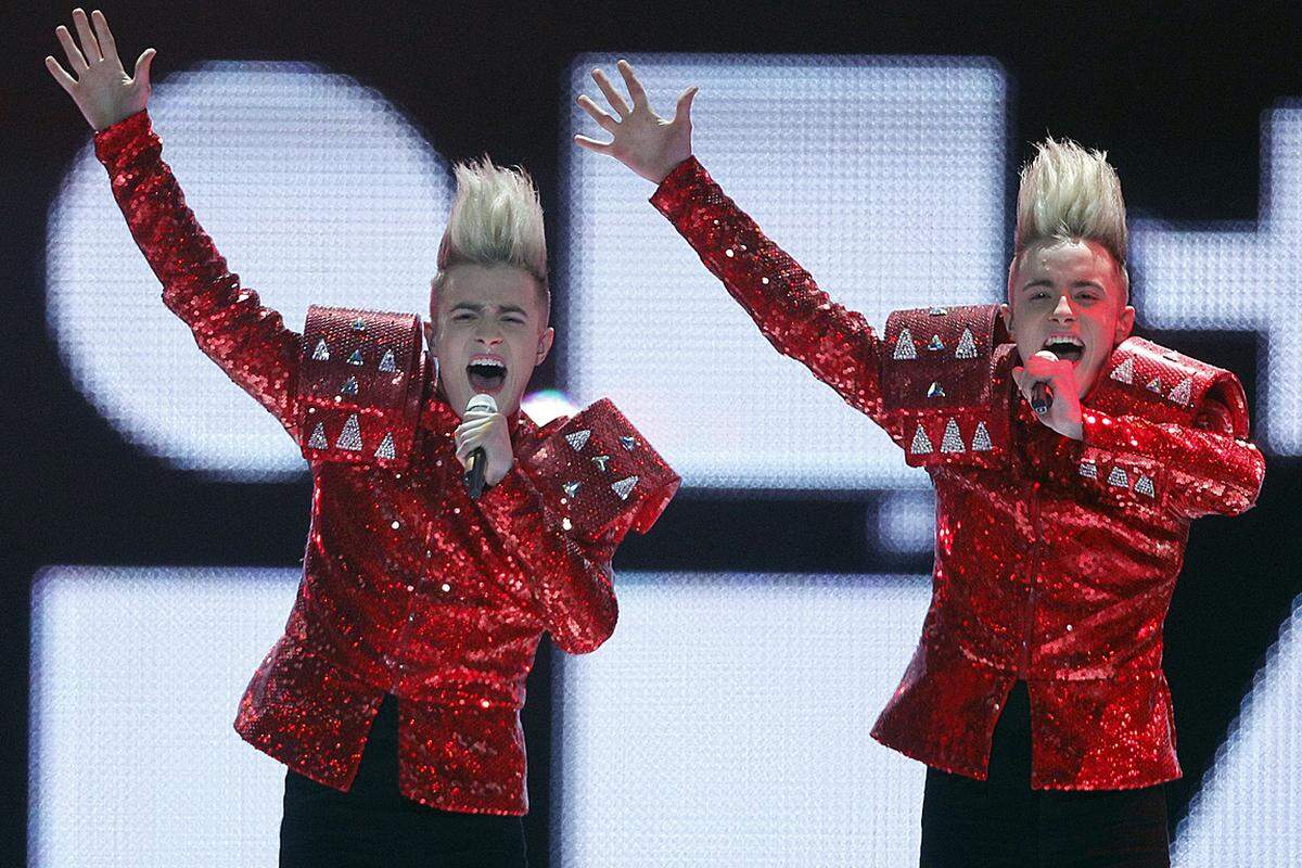 Jedward mit "Lipstick" Wer, wenn nicht sie: Die schrägen Pop-Zwillinge Jedward sind auch im Finale mit dabei. Bei sämtlichen Prognosen und Wettanbietern rangierten sie in den Top-Positionen. Ob die irischen Vanilla-Ice-Klone auch am Samstag mit "Lipstick" obenauf sind, werden wir sehen.