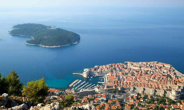 Nur wenige Hunderte Meter vor der Küste Dubrovniks liegt die Insel Lokrum, die schnell und einfach per Boot zu erreichen ist. In der Serie verwandelt sich das Eiland in die Stadt Quarth, die „Königin aller Städte”, die sich auf dem Kontinent Essos befindet.