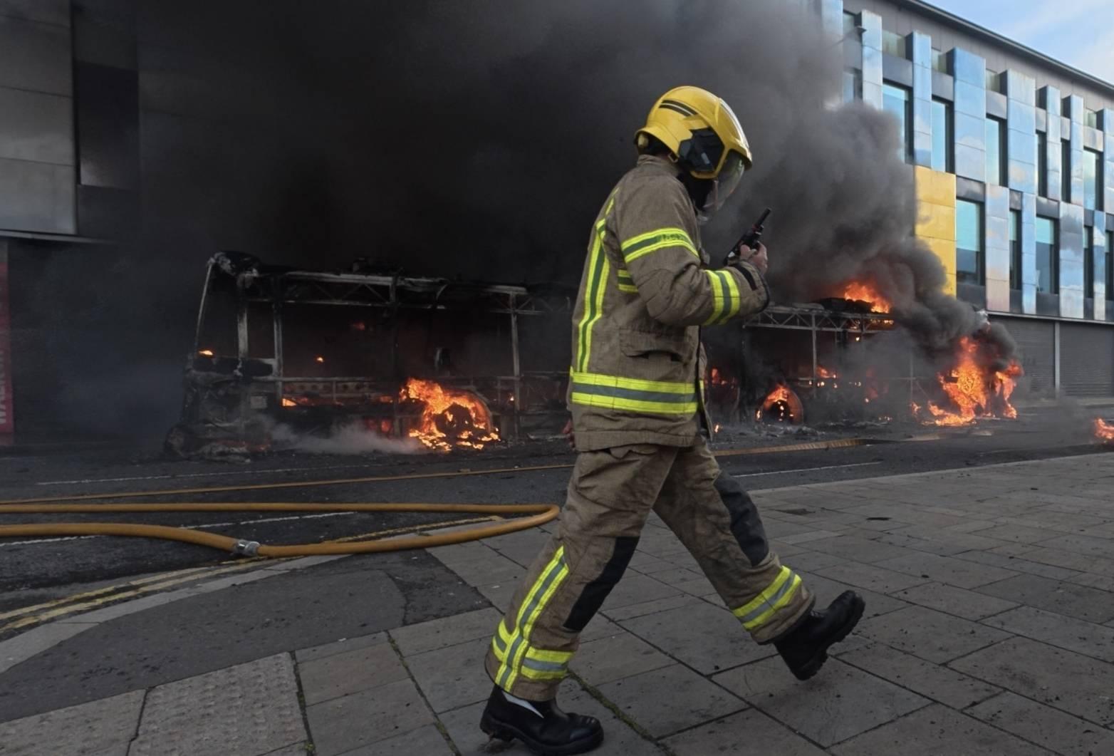Rassistische Krawalle in Belfast: Wohnhäuser und Autos in Fl
