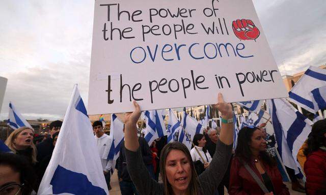 Das umstrittene Projekt einer Justizreform treibt in Israel jede Woche Hunderttausende Demonstranten auf die Straße. 