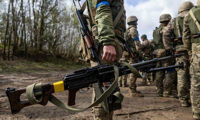 Ein ukrainischer Soldat bei einem Training mit der französischen Armee.