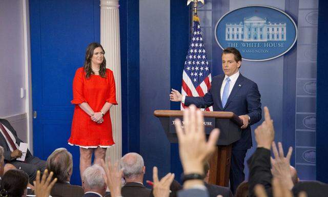 Sarah Huckabee Sanders lässt Anthony Scaramucci den Vortritt.