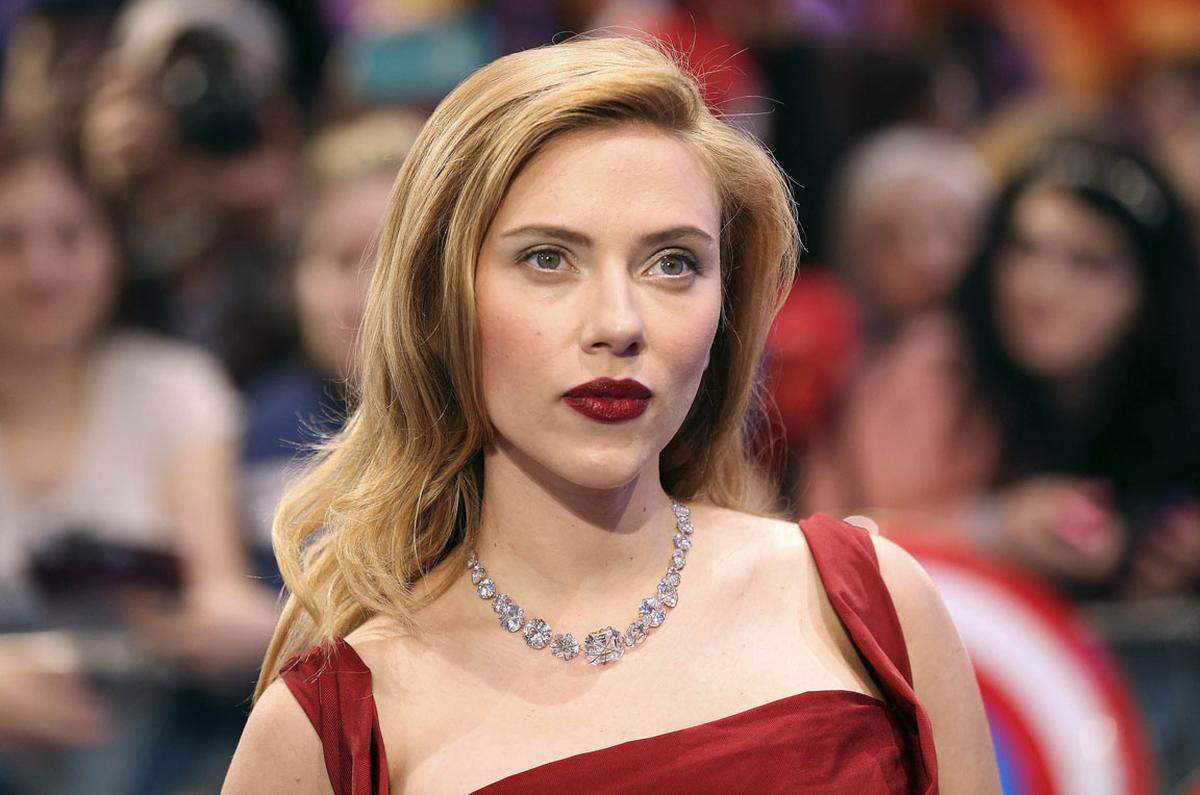 Bei Frauen sollte der Abstand der Augen 48 Prozent der Gesichtsbreite ausmachen. Die schmale Nase soll 37 Prozent der Kopfbreite entsprechen und die vollen Lippen sollten so breit wie die Nasenlänge sein. Scarlett Johansson werden die Studienergebnisse freuen. 