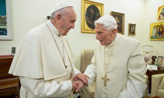 Der alte und der neue Papst: Franziskus (l.) und Benedikt (r.) auf einem Archivfoto aus dem Jahr 2018.