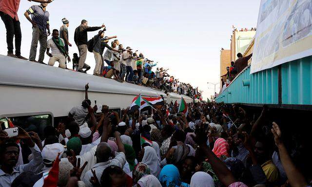 Demonstranten reisen aus Atbara nach Khartoum, um den Druck auf die Militärregierung zu erhöhen.