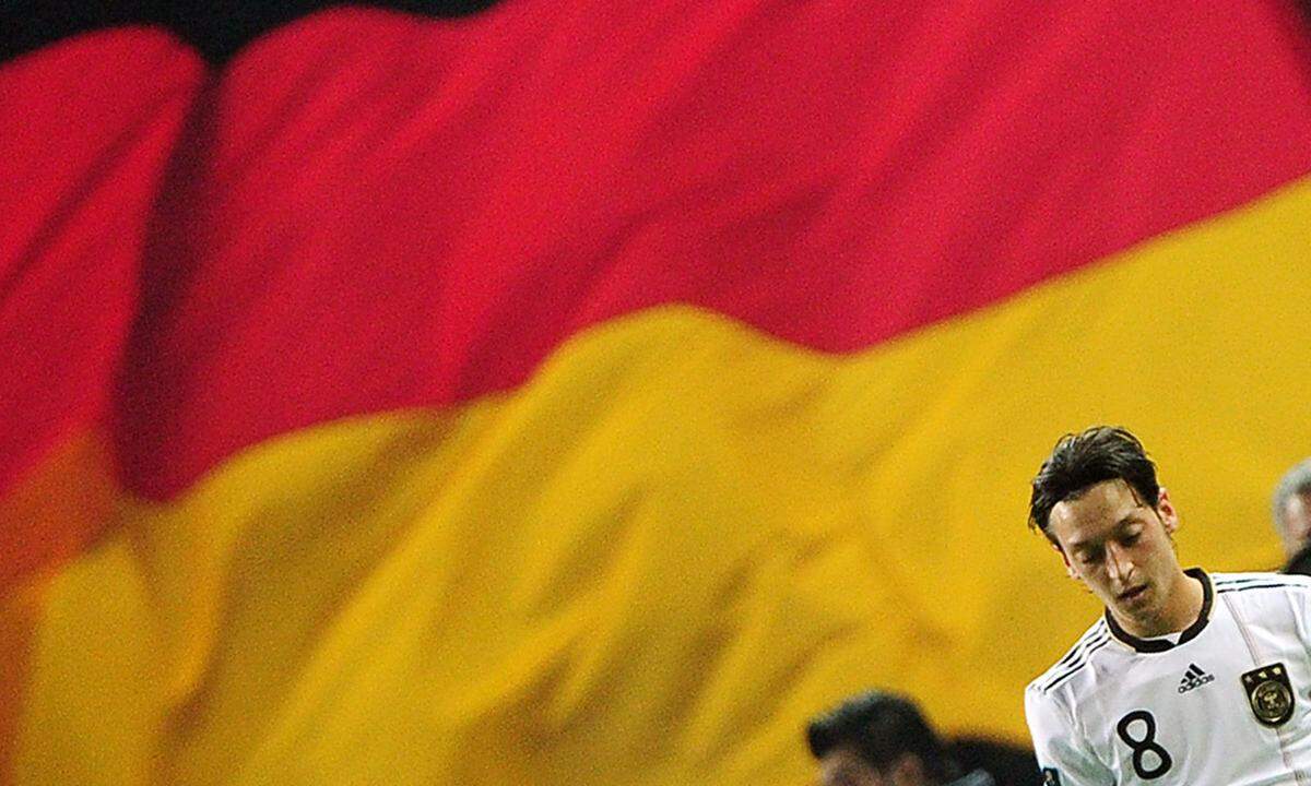 "Rheinpfalz" "Özil bedankt sich nicht für die Unterstützung, die ihm die allermeisten Fans stets entgegenbrachten. Er bedankt sich nicht für die bedingungslose Treue bis zum Schluss von Bundestrainer Löw. Und besonders wichtig: Mesut Özil bekennt sich nicht zu Werten wie Meinungsfreiheit oder Toleranz. Werte, für die Deutschland und der DFB stehen - aber der türkische Staatschef Erdogan nicht. Kein kritisches Wort zu Despot Erdogan, kein Wort der Selbstkritik. Stattdessen Wut-Attacken gegen DFB-Präsident Grindel, den er als Rassisten brandmarken und offenbar stürzen will. Wer so über Deutschland denkt, kann nicht für Deutschland spielen. Oder um es mit Özils Worten zu sagen: Genug ist genug."  