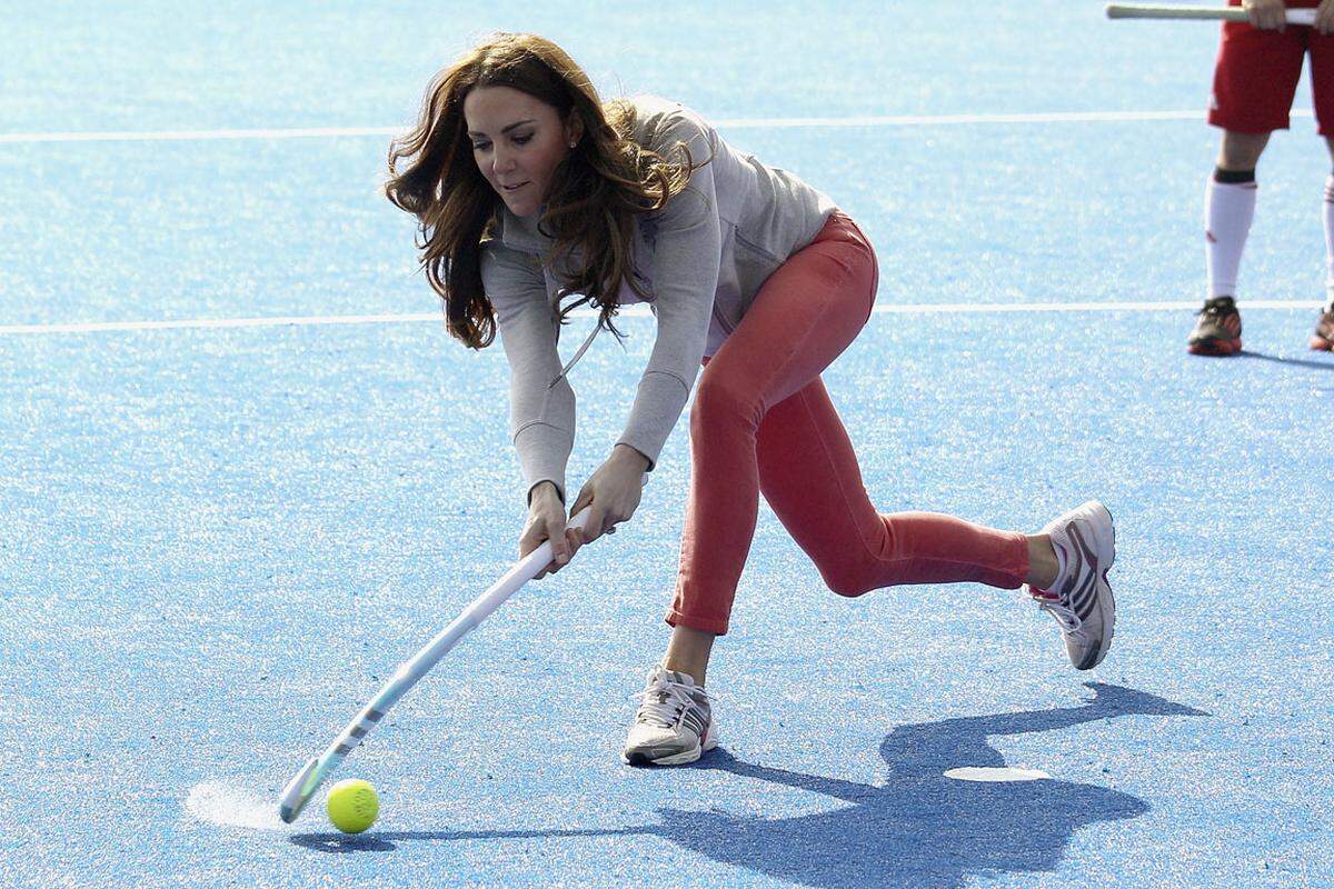 Was tut man nicht alles, um die Olympischen Spiele im eigenen Land zu unterstützen: Herzogin Catherine hat den britischen Hockeyteams 2012 einen Besuch abgestattet und gleich selbst zum Schläger gegriffen.