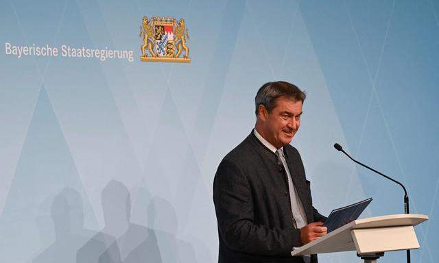 Der bayerische Ministerpräsident, Markus Söder (CSU), nach einer Sitzung mit seine Vize, der sich mit einem alten Pamphlet konfrontiert sieht.