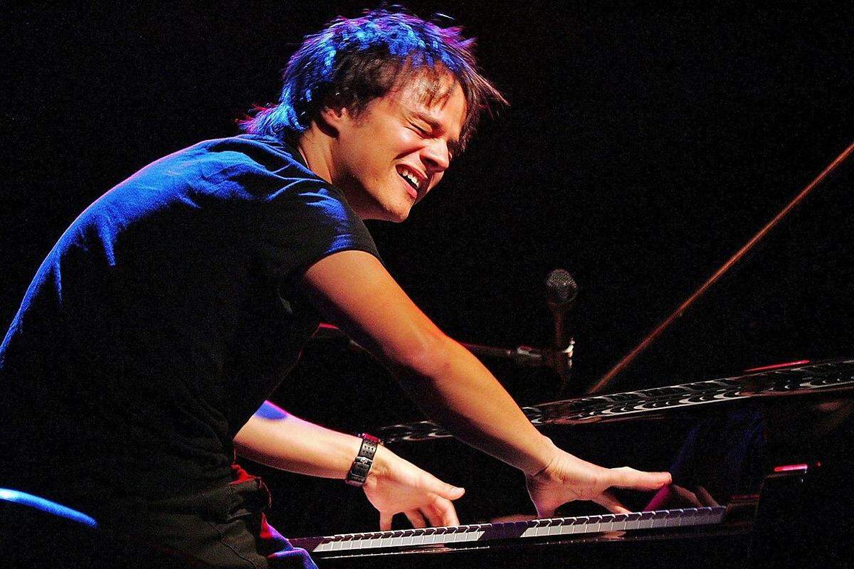 "Traurig zu hören, dass Udo Jürgens heute gestorben ist. Es war eine Ehre, an seinem 80. Geburtstag aufzutreten. Eine Legende", so der britische Jazzmusiker Jamie Cullum, der in der Geburtstagsgala für Jürgens im vergangenen Oktober gesungen hatte.