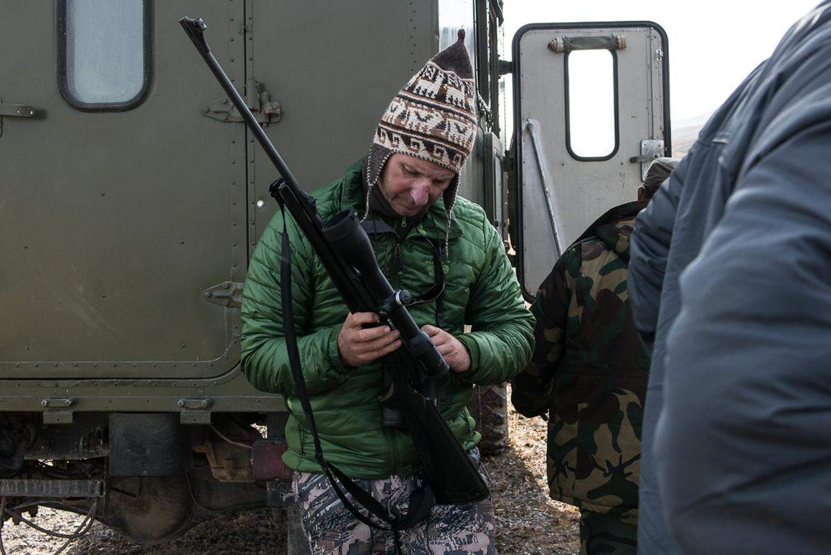 Ein amerikanischer Jagdtourist begutachtet seine Waffe. Die Ranger hatten sie ihm zunächst zur Klärung der Eigentumsverhältnisse kurzfristig abgenommen.Bild: Sara Sun Hee Schuh und Christian Martischius 