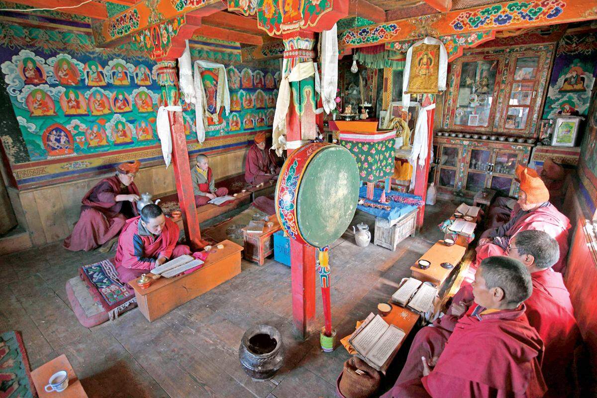 Versammlungssaal und Jungmönche beim Unterricht im Chuchigzal-Kloster.