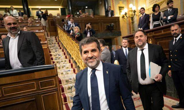 Die inhaftierten katalanischen Separatistenführer Sanchez und Junqueras nehmen an der Parlamentssitzung in Madrid teil.
