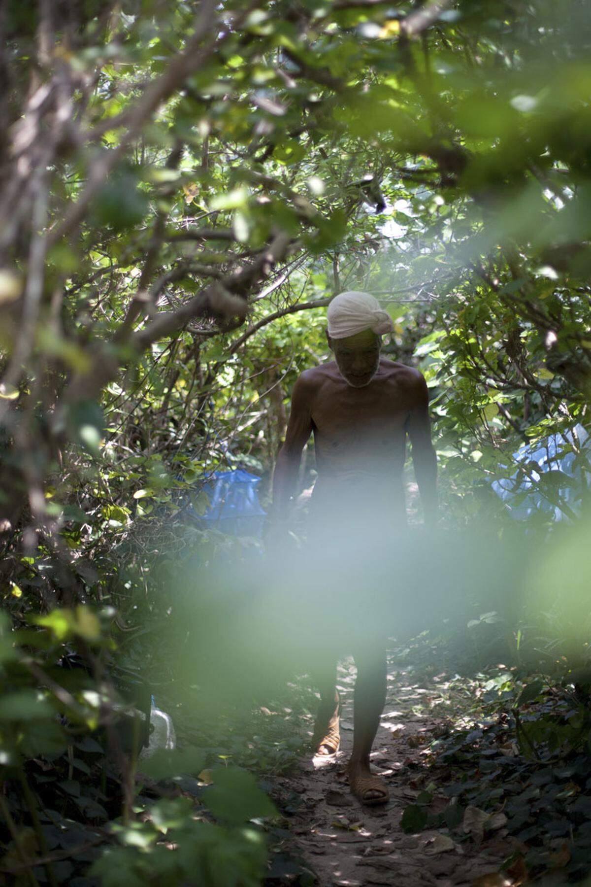 Nur einmal hat sich die Natur hier gegen den 76-Jährigen mit der ledrigen Haut gewandt: Ein Taifun hat all seine Habseligkeiten hinweggefegt. Damals dachte er, dass ein Leben in der Einöde nicht möglich sei. Mittlerweile hat sich das geändert. Er plant jedenfalls nicht, wieder abzureisen: "Hier zu sterben, umringt von der Natur - das ist unschlagbar," sagt Masafumi Nagasaki.