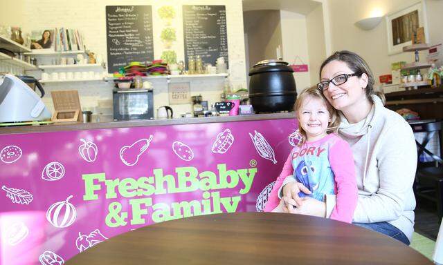 Svetlana Hartig mit ihrer dreieinhalbjährigen Tochter, Elena: Deren Breiabneigung als Fünfmonatige waren der Impuls, aus dem schließlich das Babybistro entstand.