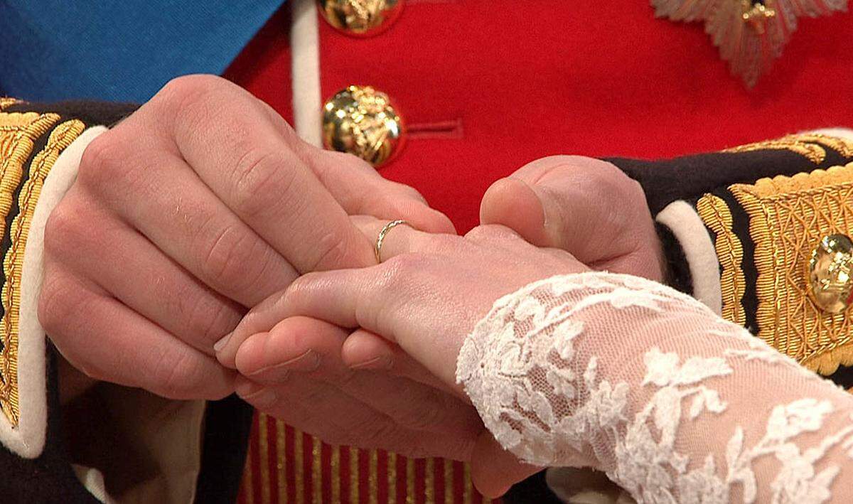 William steckt Kate den Ehering an: "Mit diesem Ring nehme ich dich zur Frau." Er selbst wird keinen Ring tragen, das ist bei den Männern im Königspalast so üblich.