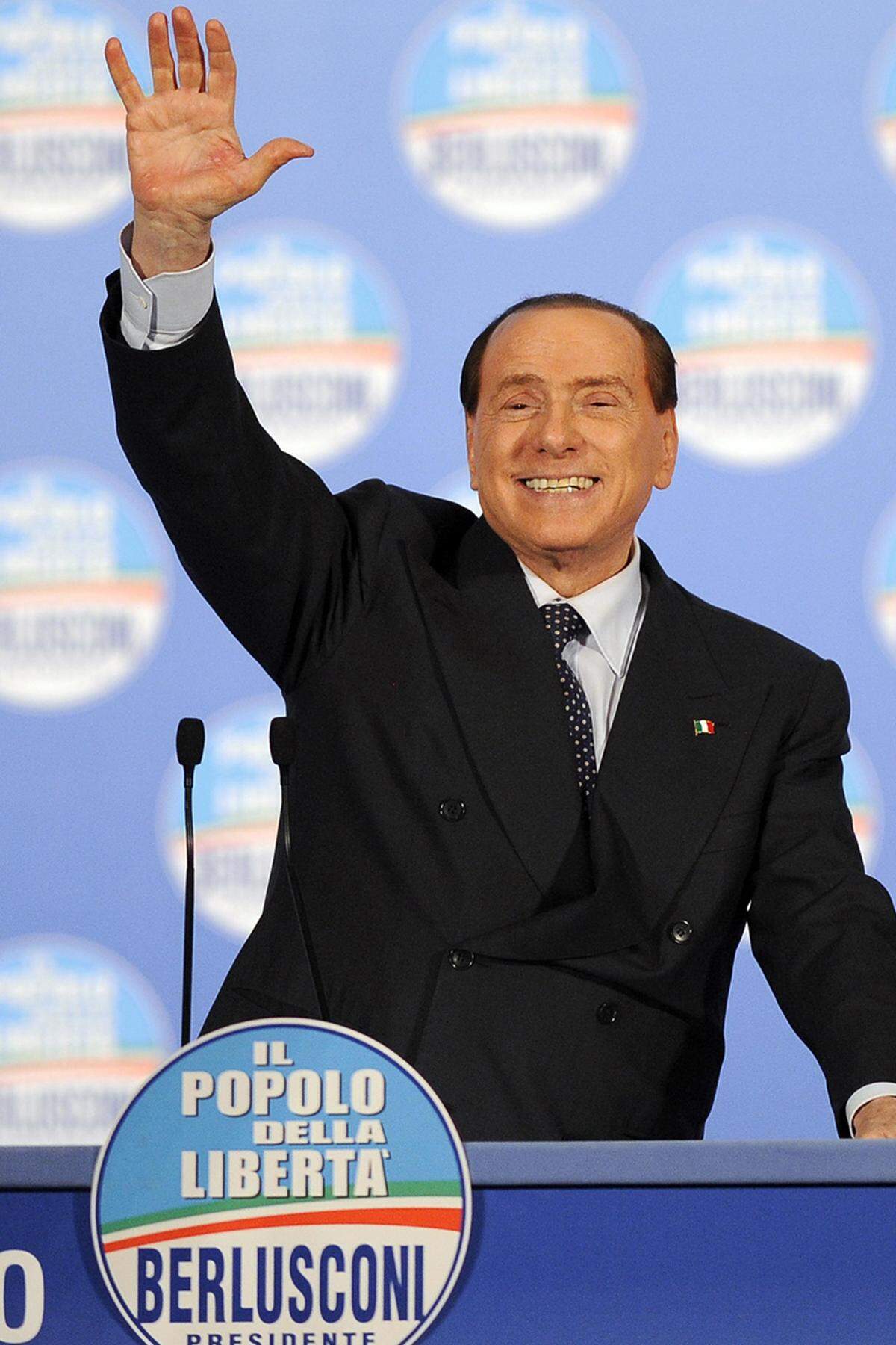 Die Mitte-Rechts-Allianz um Silvio Berlusconi schaffte unerwartete 30,7 Prozent. "Italien braucht tragfähige Regierung", kündigte Berlusconi an und gab sich im gleichen Atemzug ungewohnt kompromissbereit: Eine Einigung mit der Mitte-links-Allianz um Bersani sei nicht auszuschließen.