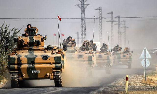 Türkische Militärfahrzeuge auf dem Weg an die syrische Grenze.