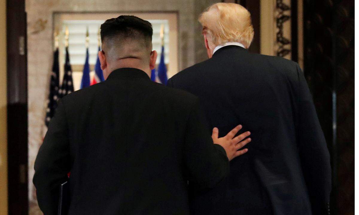12. Juni. So etwas hatte es noch nie gegeben: US-Präsident Donald Trump und der nordkoreanische Machthaber Kim Jong-un trafen einander zu einem Gipfel in Singapur, um über die atomare Abrüstung Pjöngjangs zu verhandeln. Bis kurz davor drohten sie einander noch mit Vernichtung, nun lächelten sie in die Kameras.