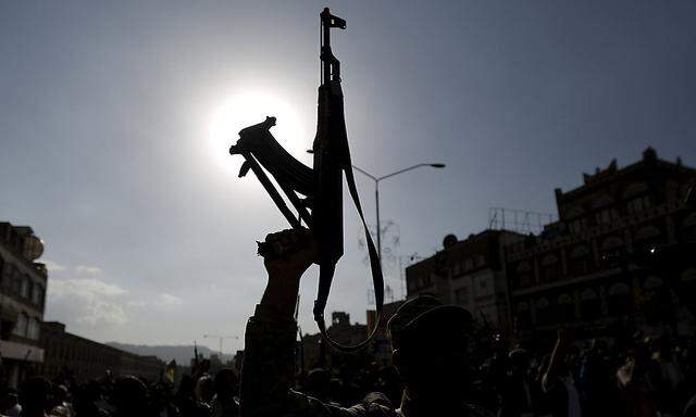 Houthi-Rebellen demonstrierten in Sanaa gegen die Luftschläge der saudi-arabischen Militärallianz.