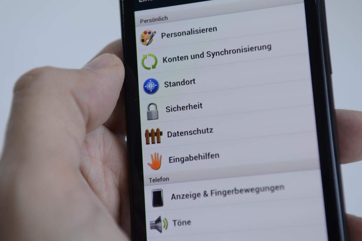 In den Untermenüs kommt dann HTCs Designsprache der vergangenen Tage wieder zum Vorschein. Das fällt nicht unbedingt positiv auf, wenn man zum Vergleich das reduzierte, stilsichere Android-4.0-Design hernimmt.