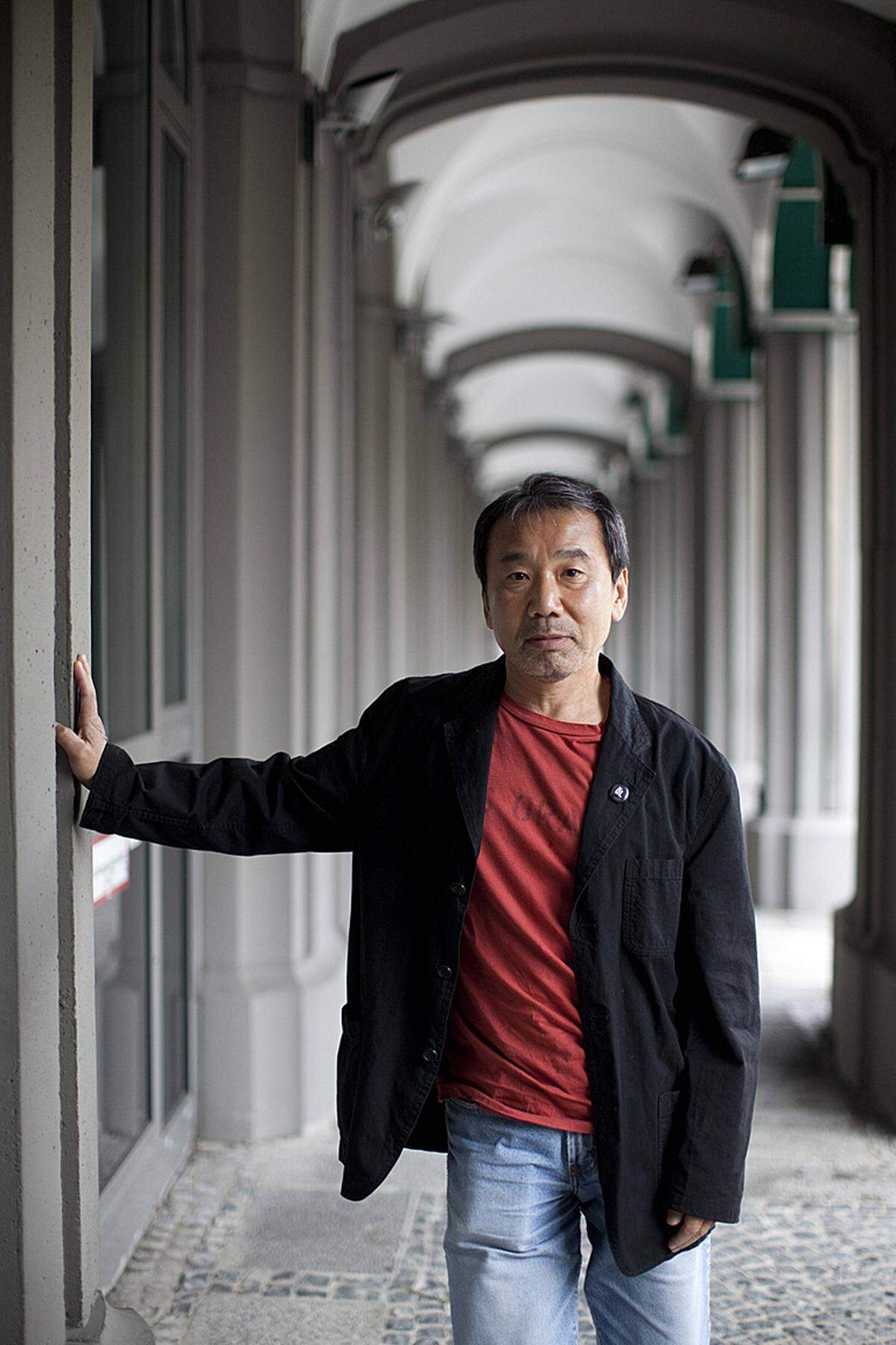 Wenig überraschend liegt auch heuer wieder Haruki Murakami (geb. 1949) im Gunst der Buchmacher weit vorne (9:2). So war es auch im Vorjahr. Ob der japanische Romancier 2014 die begehrteste Literaturauszeichnung der Welt erhält? Murakami ist mit seinen Romanen im Stil des magischen Realismus der bekannteste japanische Autor der Gegenwart. 2011 erschien auf Deutsch sein Opus magnum "1Q84". Kritiker werfen ihm einen "verwestlichten" Stil vor.