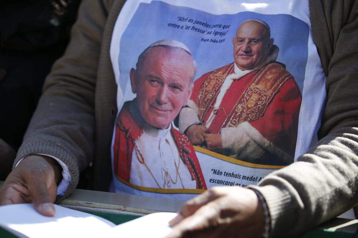 Am kommenden Sonntag wird im Vatikan weitergefeiert. Die beiden Päpste Johannes XXIII. und Johannes Paul II. werden auf dem Petersplatz heilig gesprochen.