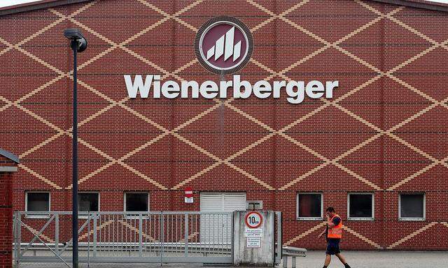 Der börsennotierte Baustoffriese Wienerberger muss sich 2023 mit deutlich weniger Gewinn zufriedengeben als im Jahr davor.