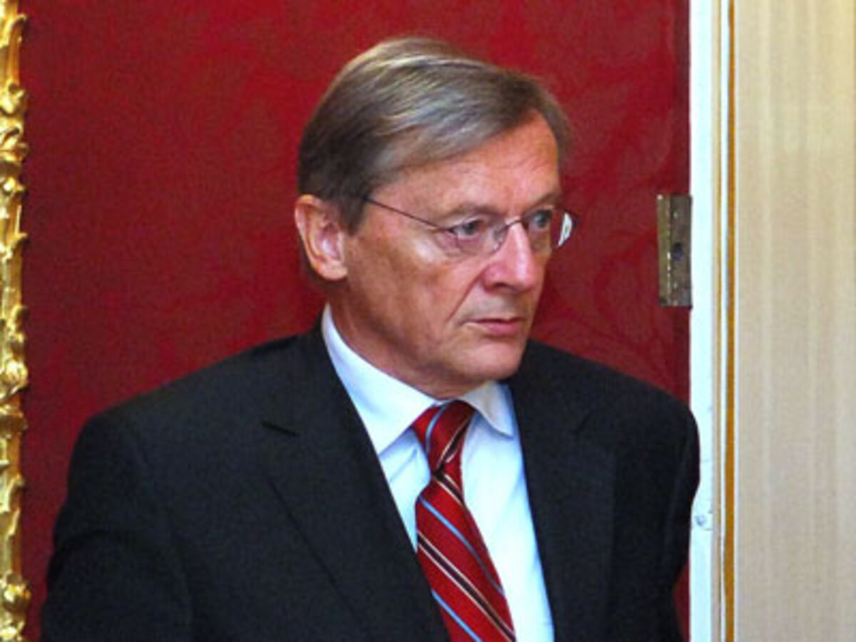 "Das Vertrauen muss gepflegt werden. Diese ständigen Kommentare und Zwischenrufe vom Klubobmann der SPÖ sind meiner Meinung nach verbesserungsfähig."Wolfgang Schüssel ist auf Josef Cap nicht gut zu sprechen.